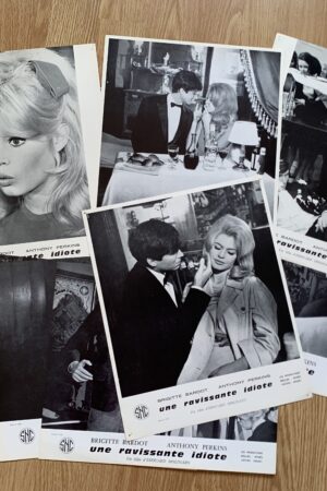 Jeu de photos d'exploitation originales de cinéma Une ravissante idiote