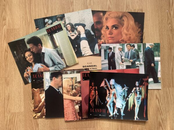 Jeu de photos d'exploitation originales de cinéma Scandal